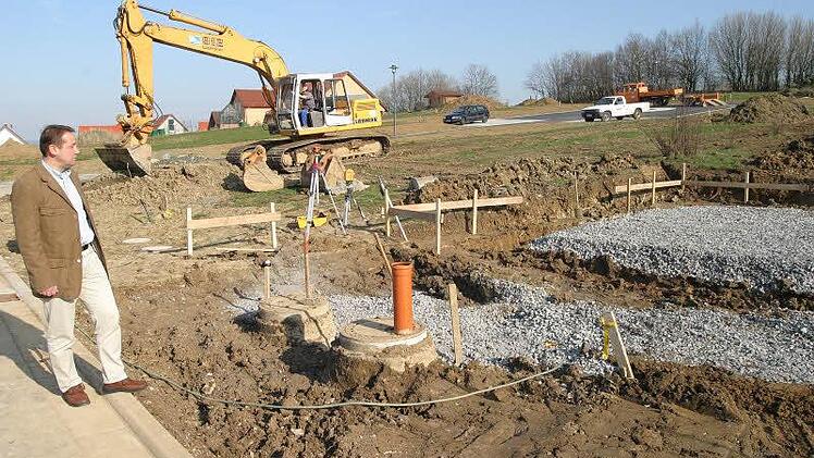 Vor neun Jahren hatte der Markt Kasendorf (links Bürgermeister Bernd Steinhäuser) das Baugebiet "Am Fichtig" in Heubsch um zwölf Parzellen erweitert. Gegen eine erneute Erweiterung regt sich nun erheblicher Widerstand in der Bevölkerung. Foto: BR-Archiv