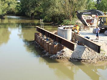 Die ersten Querträger für die Unterkonstruktion wurden montiert. Langsam nimmt die neue Aischbrücke Formen an. Foto: Andreas Dorsch