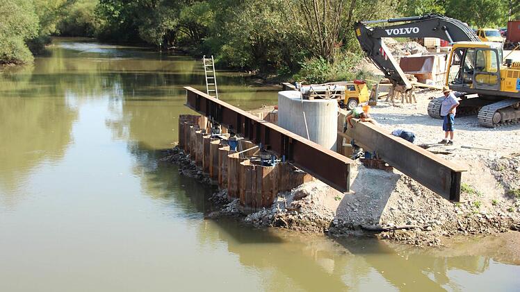 Die ersten Querträger für die Unterkonstruktion wurden montiert. Langsam nimmt die neue Aischbrücke Formen an. Foto: Andreas Dorsch