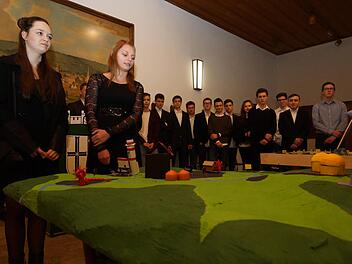 Gymnasiasten erklären ihre Seminararbeit. Foto: Arkadius Guzy