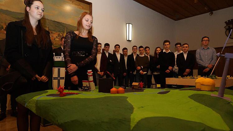 Gymnasiasten erklären ihre Seminararbeit. Foto: Arkadius Guzy