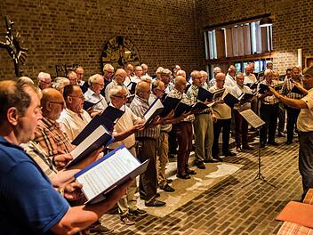 Der "Holland Christian Male Choir" unter Leitung von Freddy Veldkamp beeindruckte seine Zuhörer beim Auftritt in St. Markus in Coburg. Foto: Jochen Berger