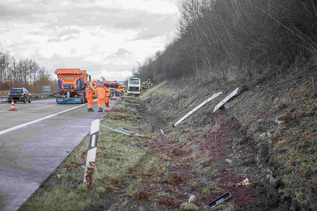 Mittelfranken: Bus mit 26 Schülern verunglückt auf A7 – mehrere Verletzte
