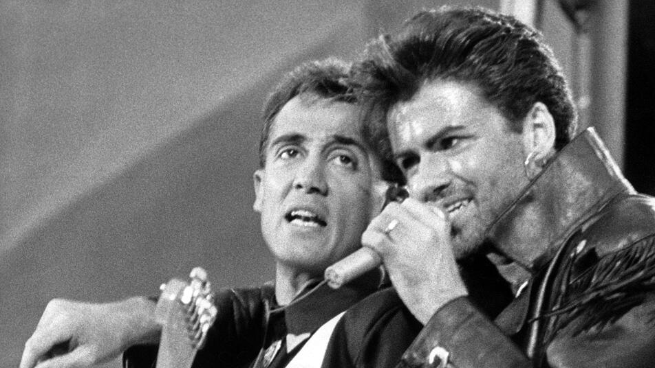 Last Christmas ist derzeit auf Platz 4 der deutschen Single-Charts. Pünktlich zur Weihnachtszeit gibt es vor dem Ohrwurm des Pop-Duos Wham! kein Entrinnen mehr. Der Song wurde in Großbritannien nun in mehr als 200 Pubs der Kette Fuller's verboten. Foto: PA/epa PA/dpa