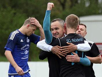 Achtmal in zwei Kreisliga-Spielen durfte Aufsteiger SG M&ouml;nchr&ouml;den II/R&ouml;dental um Spielertrainer Seckin Kilic (streckt Arm in die H&ouml;he) bereits jubeln.  Foto: Timo Geldner/Archiv