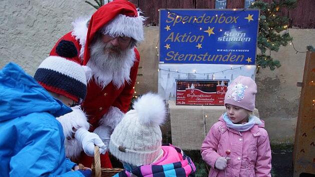 Auch der Weihnachtsmann (Norbert Reinhard) erfreute vor allem die jüngsten Gäste mit kleinen Geschenken.Anton Then