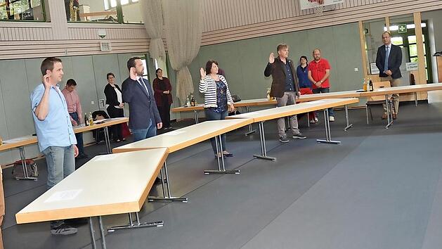 Weißenbrunns neuer Bürgermeister Jörg Neubauer (rechts) vereidigt die neuen Gemeinderäte: Markus Pohl, Bernd Redwitz, Michael Gödel, Carolin Zipfel-Kempf und Ralf Knöchel (von links).  Foto: Karl-Heinz Hofmann
