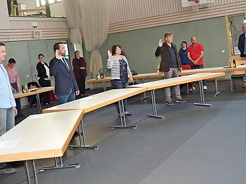 Weißenbrunns neuer Bürgermeister Jörg Neubauer (rechts) vereidigt die neuen Gemeinderäte: Markus Pohl, Bernd Redwitz, Michael Gödel, Carolin Zipfel-Kempf und Ralf Knöchel (von links).  Foto: Karl-Heinz Hofmann