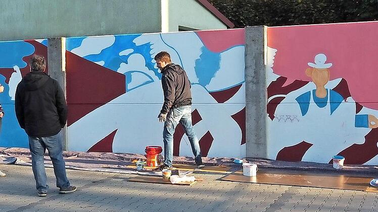 Graffiti-Künstler bei der Arbeit am Strullendorfer Mehrgenerationenhaus Foto: Andrea Spörlein