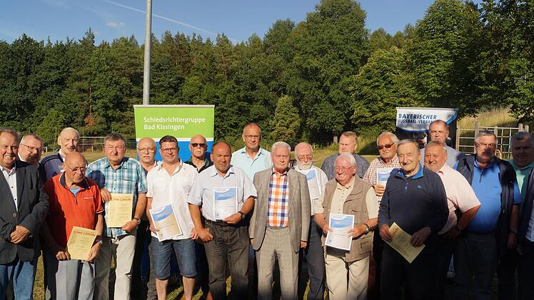 Schiedsrichterobmann Alexander Arnold (rechts) durfte zahlreiche Ehrungen beim Sommerfest der Schiedsrichtergruppe Bad Kissingen vornehmen. Foto: Bastian Münch