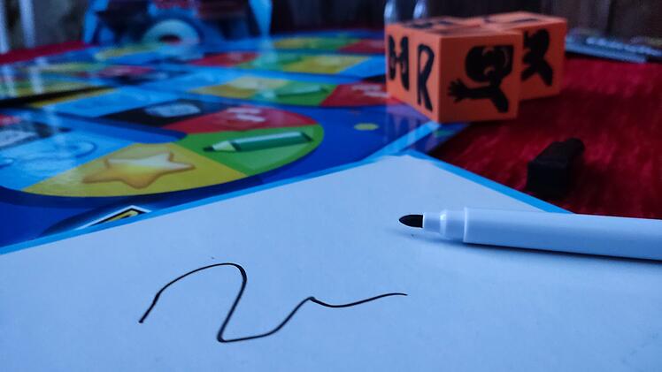Spiele-Test "Party & Co Family": So gut ist das familienkompatible Party-Spiel