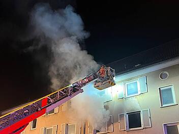 Feuer in Wohnung: Zimmer brennt in Hof völlig aus
