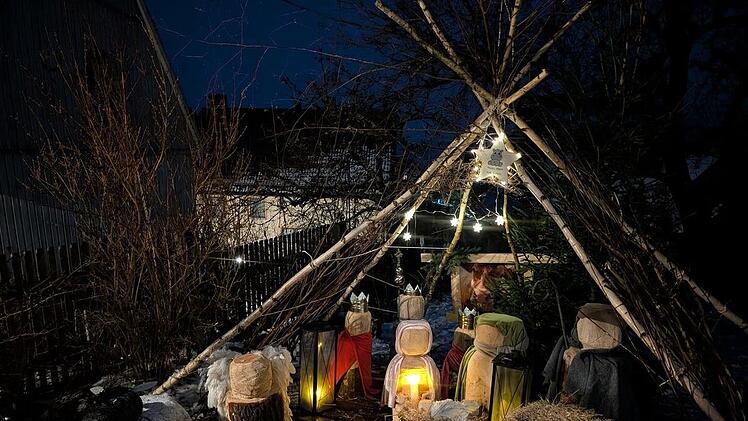 Die &bdquo;Hippo Kids&ldquo;, Kinder von drei bis zw&ouml;lf Jahren, haben den Christbaum vorm Pfarrhaus geschm&uuml;ckt und eine gro&szlig;e Outdoor-Krippe aus selbstgeschnitzten Tieren im Pfarrgarten aufgestellt.