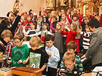 Schon die kleinen Pinzberger tragen zum Weihnachtskonzert bei. Die Schüler der ersten Klasse erfreuten mit ihrem Auftritt in St. Nikolaus.