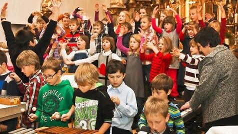 Schon die kleinen Pinzberger tragen zum Weihnachtskonzert bei. Die Schüler der ersten Klasse erfreuten mit ihrem Auftritt in St. Nikolaus.