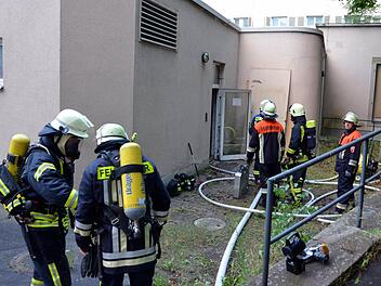 Zu einem Brand im "Fürstenhof" musste die Feuerwehr am Mittwochabend ausrücken. Ausgelöst wurde das Feuer offenbar durch vorsätzliche Brandstiftung, hieß es am Donnerstag. Fotos: Peter Rauch