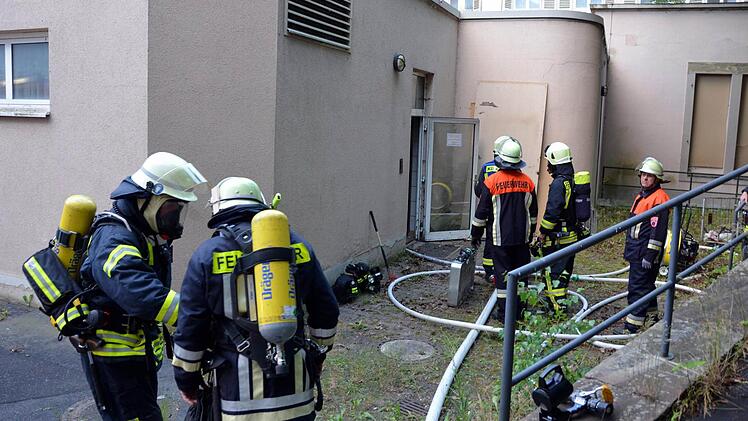 Zu einem Brand im "Fürstenhof" musste die Feuerwehr am Mittwochabend ausrücken. Ausgelöst wurde das Feuer offenbar durch vorsätzliche Brandstiftung, hieß es am Donnerstag. Fotos: Peter Rauch