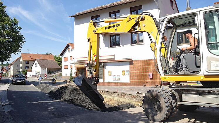 Der Frostschutzschotter wird bereits verteilt.  Foto: Stephanie Elm
