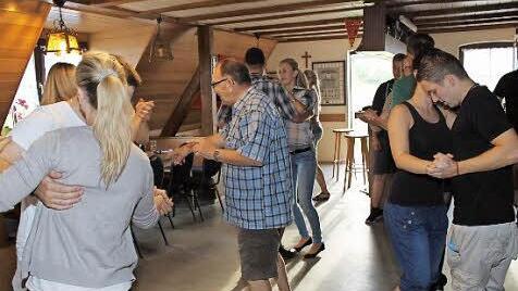 Unter den strengen Blicken von Gerhard Arzt wurden die richtigen Tanzschritte eingeübt.