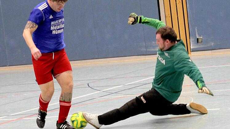 Aus der Partie der SG Eltmann gegen den FC 08 Zeil: Der Zeiler Torwart Maik Rausch (rechts) spitzelt dem Eltmanner Timo Gebhardt den Ball noch vom Fuß.