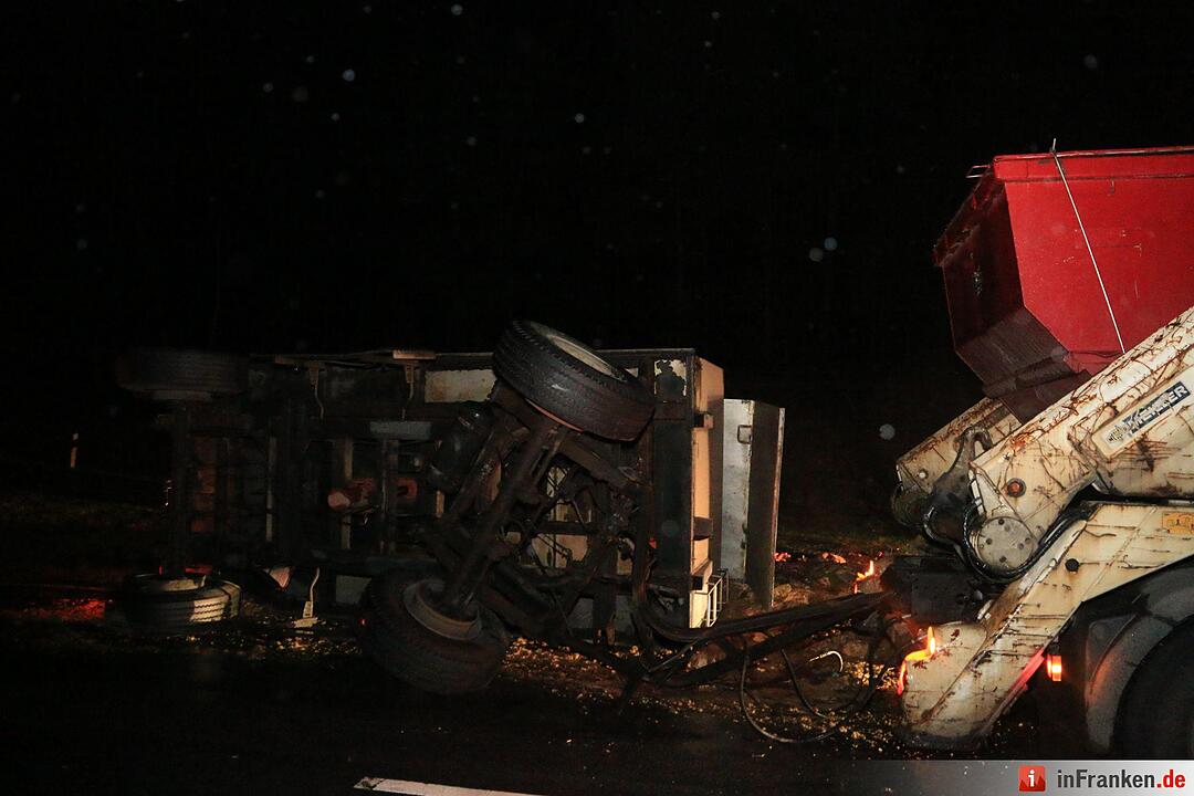 Lkw mit Schlachtabfällen kippt auf B505 um