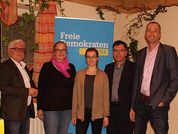 Michael Otte (rechts) ist der neue Vorsitzende des FDP-Kreisverbands. Zum Vorstandsteam gehören ferner (von links) die beiden Stellvertreter Rüdiger Gust und Margit Drechsle, Schatzmeisterin Ann-Kathrin Wölk und Stellvertreter Thomas Nagel. Foto: Klaus Klaschka