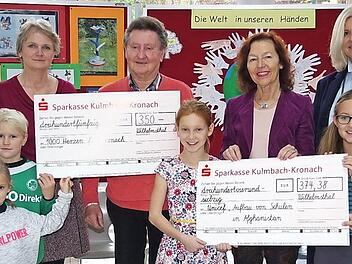 Die Grundschule Wilhelmsthal zeigte einmal mehr großes Herz - hier (hinten, v. l.) stellvertretende Schulleiterin Astrid Staub, Gerhard Burkert-Mazur, Gisela Schardt, Bürgermeisterin Susanne Grebner sowie Darsteller der Schulspielgruppe bei der Spendenübergabe. Foto: Heike Schülein