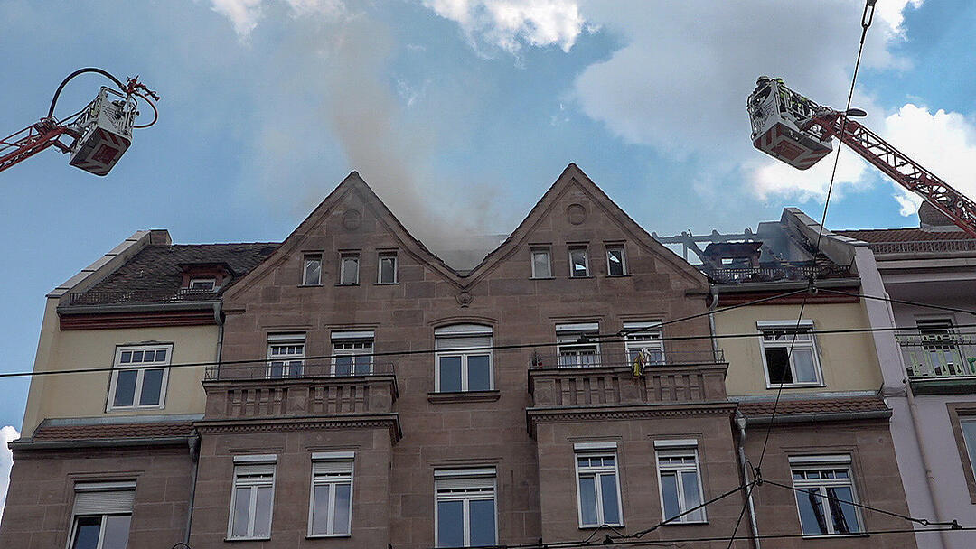 Dachstuhl eines Mehrfamilienhauses fängt Feuer