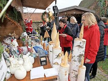 Schöne Dekoartikel und Weihnachtsgeschenke wurden in Hallerndorf angeboten. Die Weihnachtsengel verteilten Geschenke. Fotos: Mathias Erlwein
