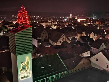 Der h&ouml;chste Weihnachtsbaum der K&ouml;nigsstadt steht in der Egloffsteinstra&szlig;e. Foto: Feuerwehr Forchheim