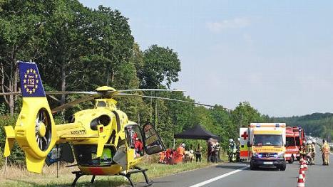 Wegen der Landung des Rettungshubschraubers musste die Autobahn zeitweise gesperrt werden. Fotos: Feix Kühnl/Feuerwehr Haßfurt