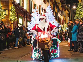 Beim "Harley Niggi-Näggi" fahren Nikoläuse auf Harleys durch die Basler Innenstadt.