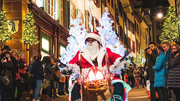 Beim "Harley Niggi-Näggi" fahren Nikoläuse auf Harleys durch die Basler Innenstadt.