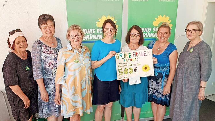 Bei der Spendenübergabe: Ulrike Müller, Anita Amend, Roswitha Stuhlmüller, Daniela Schwarz, Margit Pickel-Schmitt, Annika Bauer und Anna Luckhardt (von links).