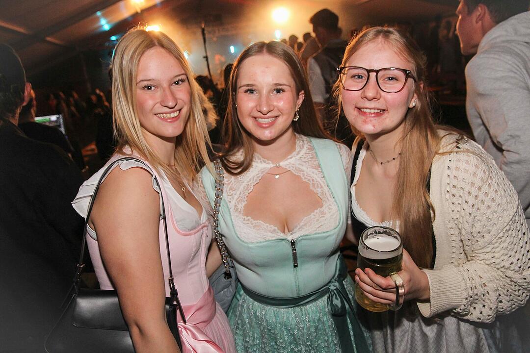Dirndl vs. Lederhosen