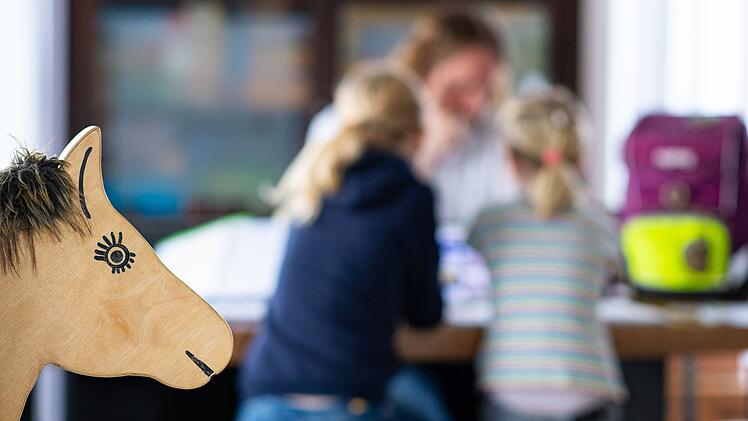 Kinder machen Hausaufgaben