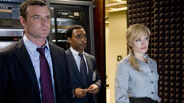 Wer spielt welches Spiel - oder wie viele? Die Agenten Ted (Liev Schreiber, links) und Salt (Angelina Jolie) k&ouml;nnen sich nicht mehr trauen.