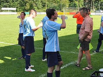 Auch beim Kreisliga-Spiel in Fischbach machte Schiedsrichter Johannes Ruß (Jura Arnstein) von der Möglichkeit Gebrauch, die Partie wegen einer Trinkpause zu unterbrechen. Foto:  Herbert Kalb