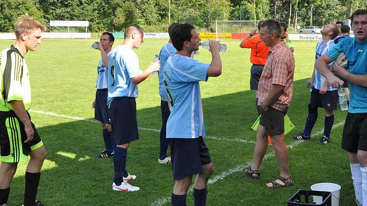 Auch beim Kreisliga-Spiel in Fischbach machte Schiedsrichter Johannes Ruß (Jura Arnstein) von der Möglichkeit Gebrauch, die Partie wegen einer Trinkpause zu unterbrechen. Foto:  Herbert Kalb