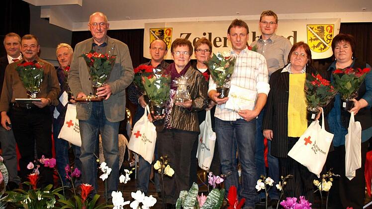 Die Blutspender wurden von Matthias Popp (BRK, links) geehrt.  Ganze 125 Mal hatte Gerhard Hinterleitner (Vierter von links) sein Blut gespendet.