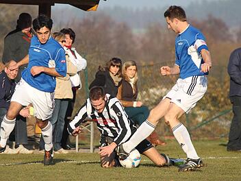 Das Derby gegen den TSV Thurnau - hier die Kasendorfer Markus Münch (links) und Matthias Müller gegen den Thurnauer Daniel Peukert - würde es nicht mehr geben, wenn die zweite Mannschaft des SSV Kasendorf in der Kreisklasse Bamberg spielen muss. Dagegen läuft ein Protest des SSV. Foto: Herbert Georgius