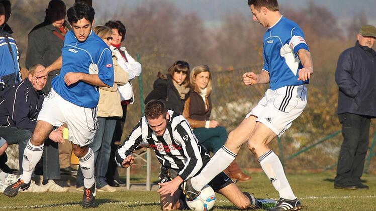 Das Derby gegen den TSV Thurnau - hier die Kasendorfer Markus Münch (links) und Matthias Müller gegen den Thurnauer Daniel Peukert - würde es nicht mehr geben, wenn die zweite Mannschaft des SSV Kasendorf in der Kreisklasse Bamberg spielen muss. Dagegen läuft ein Protest des SSV. Foto: Herbert Georgius