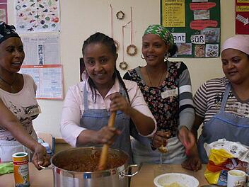 Addis, Roza, Almaz und Metasebia (von links) hatten viel Spaß beim Kochen in der Pestalozzi-Schule.F otos: Heike Schülein