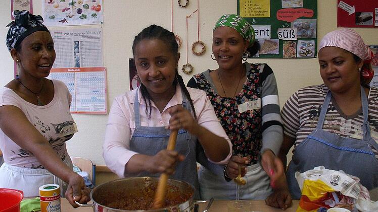 Addis, Roza, Almaz und Metasebia (von links) hatten viel Spaß beim Kochen in der Pestalozzi-Schule.F otos: Heike Schülein