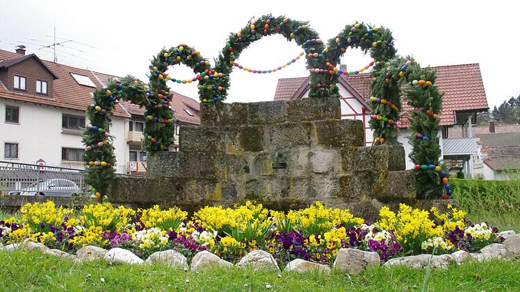 Dieser Osterbrunnen befindet sich in Mitwitz hinter einem Blütenmeer. Foto: Marco Meißner