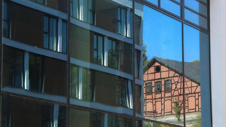 Spiegelung im der Glasfront des Lehrsaalgebäudes. Foto: Simone Bastian