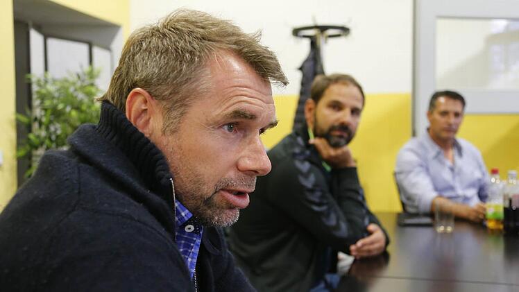 Diskutierten im Bamberger Fuchs-Park-Stadion ausführlich über die bevorstehende Zweitligasaison: die Trainer (von links) Bernd Hollerbach (Würzburger Kickers), Stefan Ruthenbeck (Greuther Fürth) und Alois Schwartz (1. FC Nürnberg).  Fotos: Matthias Hoch