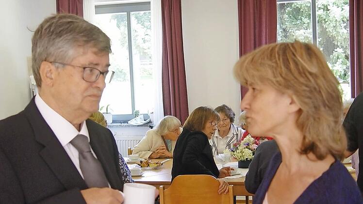 Urlaubsseelsorger Kurt Triebel fand nach dem Gottesdienst Zeit für Gespräche. Foto: Brigitta Kempe-Wolf