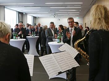Nach der Geburtstagsrede von Bürgermeister Franz Streit applaudieren Uwe Kirschstein uns seine Gäste.