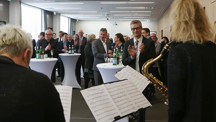 Nach der Geburtstagsrede von Bürgermeister Franz Streit applaudieren Uwe Kirschstein uns seine Gäste.